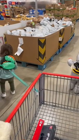 Enfant en magasin tenu par la laisse anti-perte BambinSafe
