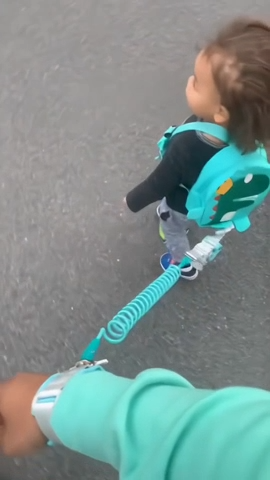 Enfant portant le sac à dos BambinSafe avec harnais anti-perte en promenade